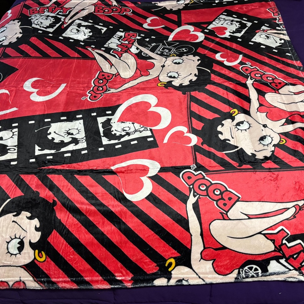Betty Boop Red and Black Blanket - Picture 2 of 4